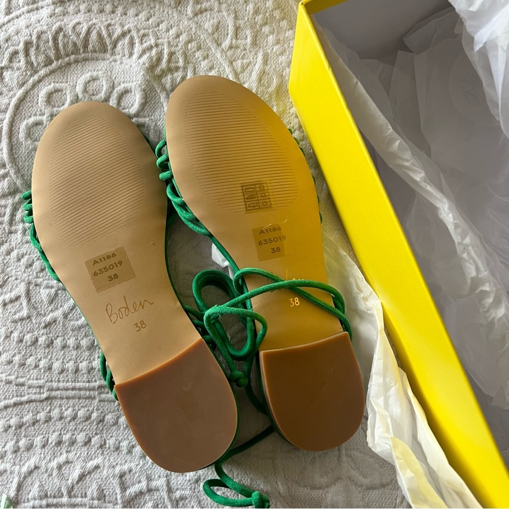 BODEN Knot Detail Suede Flat Sandals
Highland Green SIZE 38 NEW - Picture 5 of 8